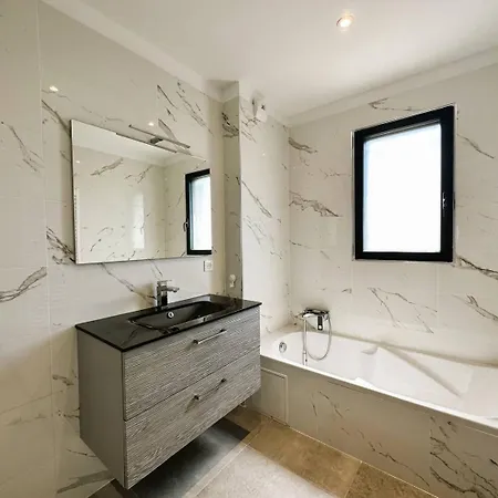 Azur Climatisee Pour 6 Personnes Avec Piscine Et Belle Vue A Les Maures La Londe-les-Maures